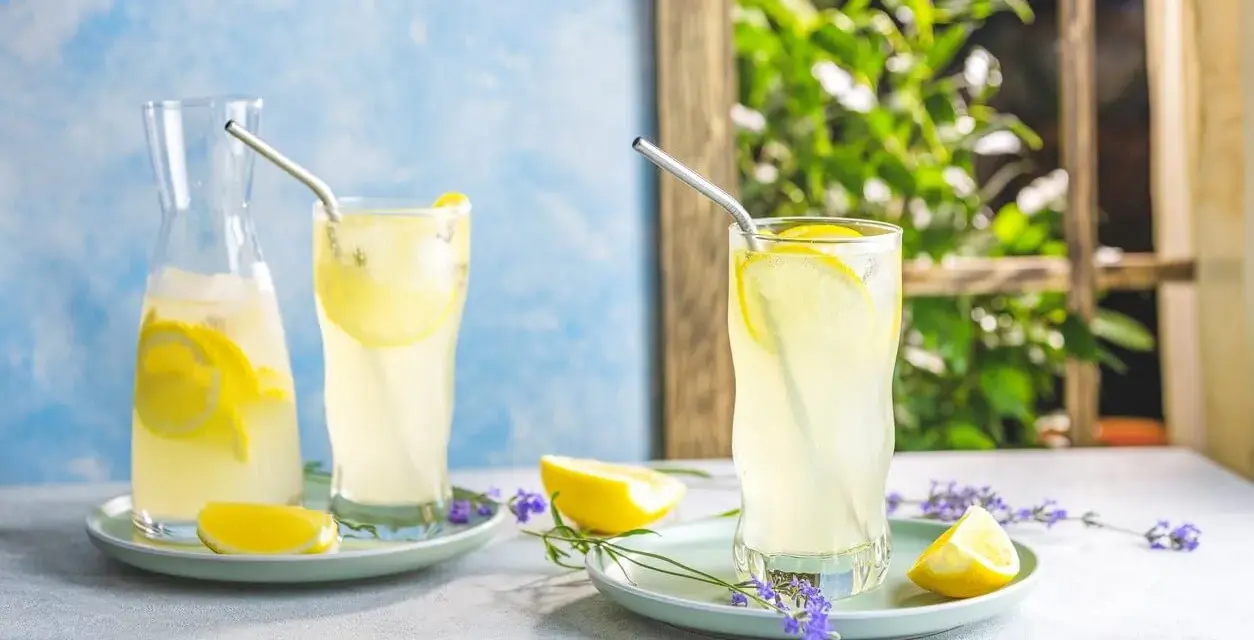 Lynchburg lemonade recept: uppfriskande dryck med citron och is, perfekt för en varm sommardag.