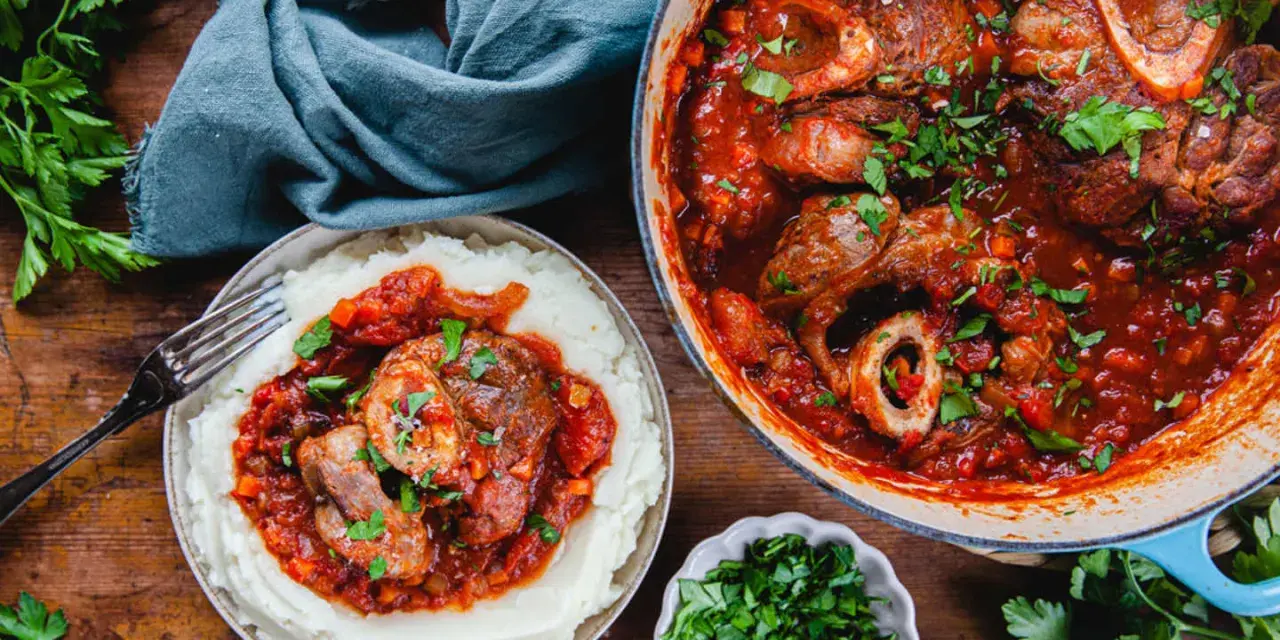 En mustig gryta med osso buco i tomatsås, serverad med krämigt potatismos. Perfekt vin till osso buco!