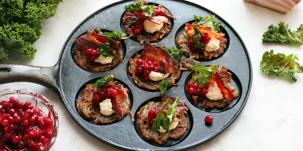 Små rårakor med bacon, gräddfil och lingon i en gjutjärnspanna. Ett härligt recept på rårakor!