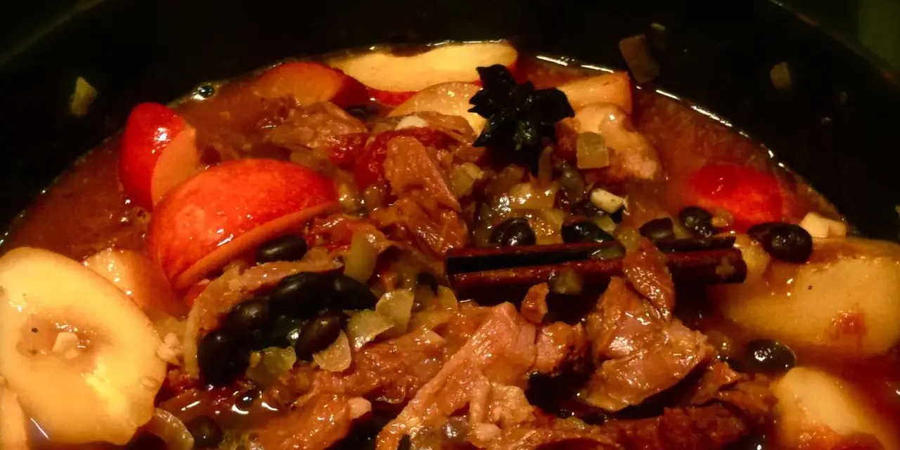 En mustig gryta med kött, äpple och plommon i konjak, kryddad med kanel och stjärnanis.