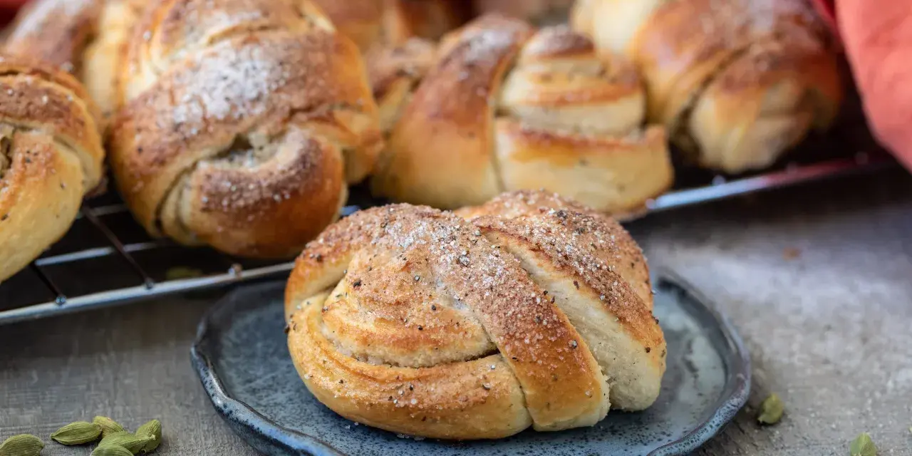 Nybakade bullar med mandelmassa, strösslade med socker och kardemumma. Perfekta till fikat!