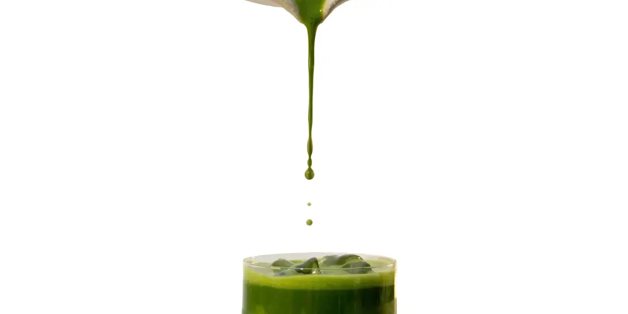 Grön matcha rinner ner i ett glas med is. Undrar du hur smakar matcha? Denna dryck är uppfriskande och full av smak.