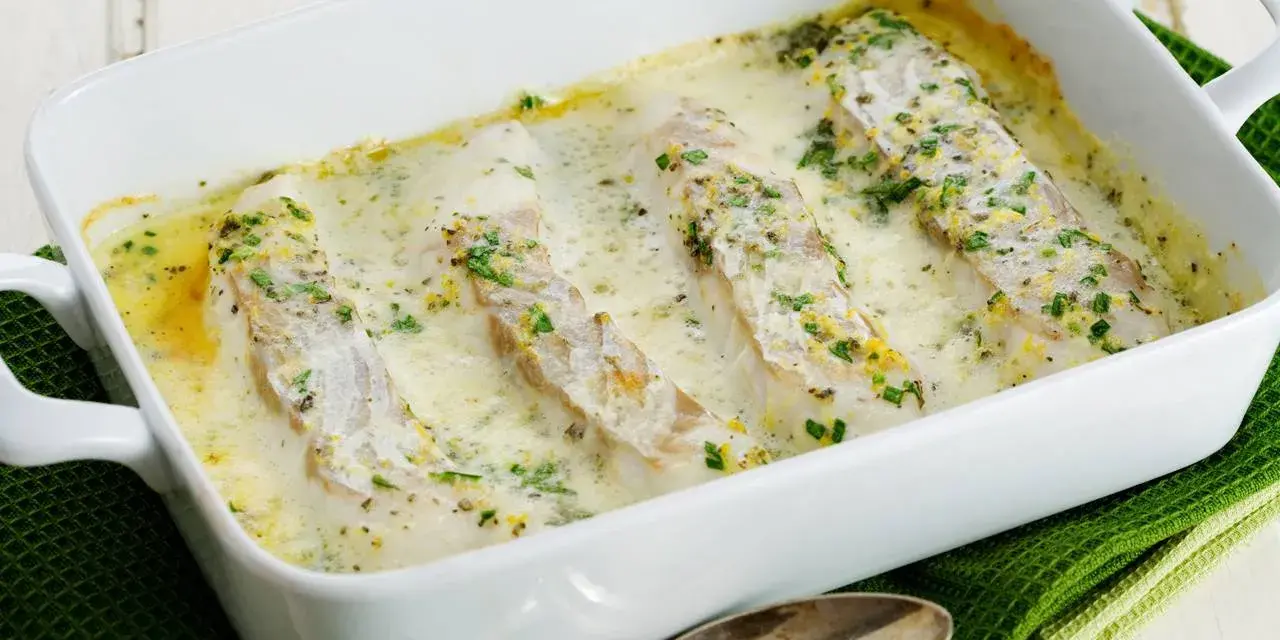Fiskfiléer i krämig sås med örter, ett enkelt och gott fisk recept.