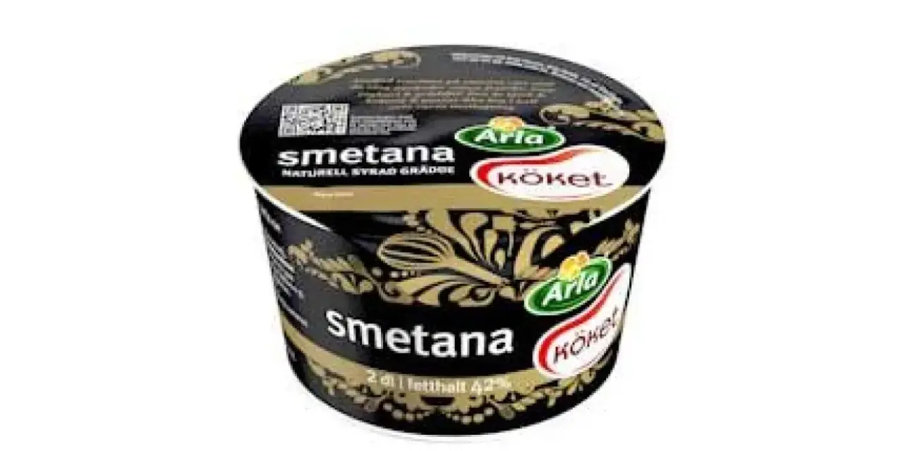 Arla Smetana, en syrad grädde med 42% fetthalt, perfekt för matlagning där smetana vs creme fraiche spelar roll för den rika smaken.