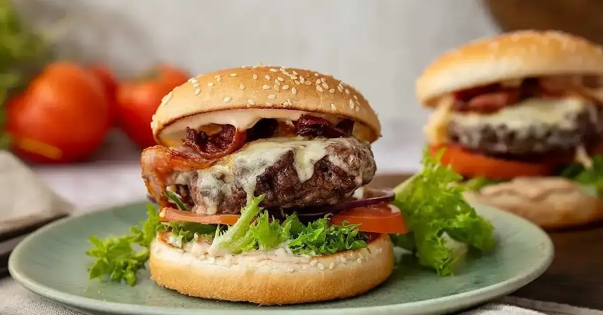 Saftig hamburgare i airfryer, perfekt tillagad med ost och bacon. En läcker måltid som är enkel att göra hemma.