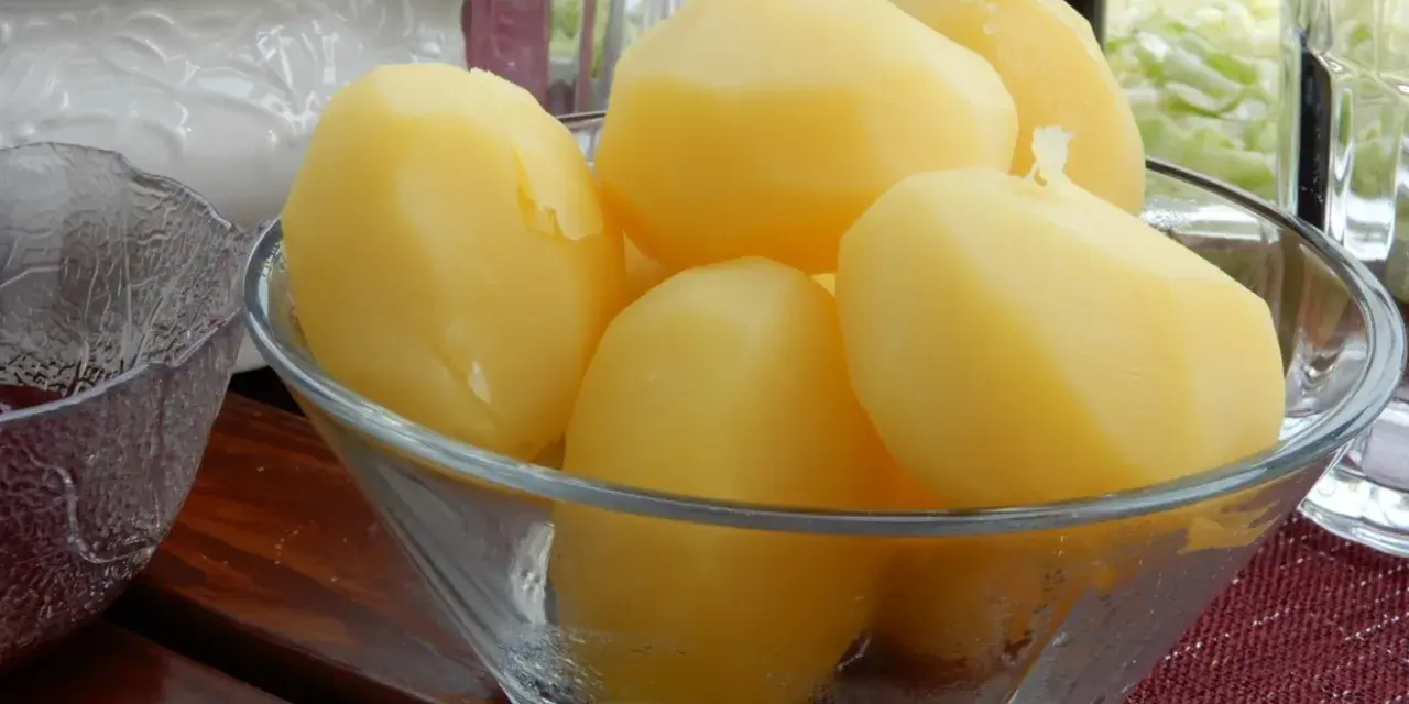 En skål med nykokta, skalade potatisar. En perfekt start för att lära sig hur kokar man potatis till en god middag.