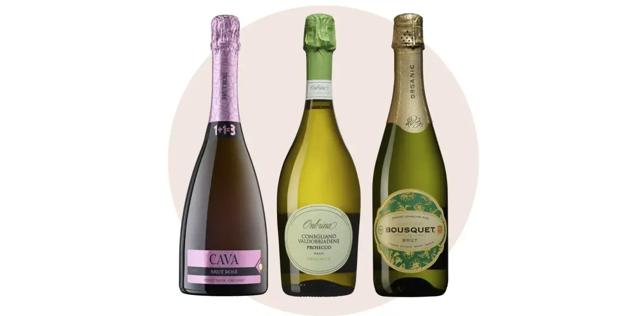Tre flaskor mousserande vin: en rosa Cava, en grön Prosecco och en guldig ekologisk Brut. Perfekt vin till stifado!