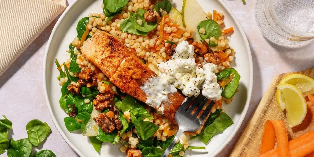 Laxfilé med couscous, spenat, valnötter och päron. En del av billiga recept som är både nyttiga och goda.