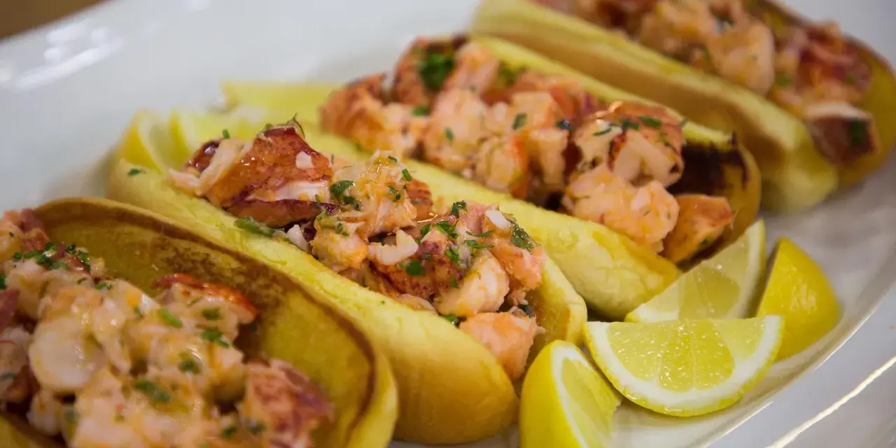 Färska lobster rolls med citronklyftor. Ett perfekt lobster roll recept för en somrig lunch.
