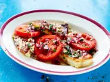 Grillad halloumi med tomater och rödlök, en perfekt sommarrätt. Här är hur grillar man halloumi för bästa resultat.