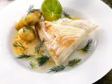 Piggvar i ugn serverad med småpotatis, dill och en limeklyfta. En delikat rätt som doftar hav.