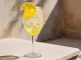 Ett glas med is och en citronskiva, fyllt med en bubblig limoncello spritz.