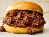 En saftig sloppy joe med köttfärs och en mjuk bulle.