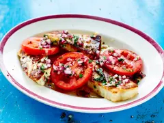 Grillad halloumi med tomater och rödlök, en perfekt sommarrätt. Här är hur grillar man halloumi för bästa resultat.