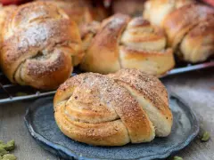 Nybakade bullar med mandelmassa, strösslade med socker och kardemumma. Perfekta till fikat!