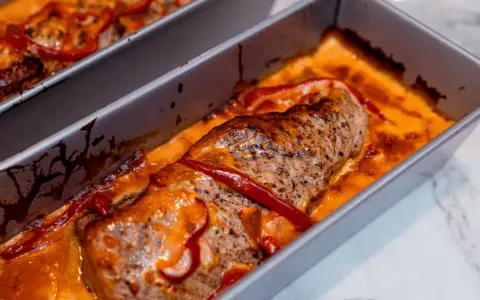 Saftig ytterfile i sockerkaksform, bakad med paprika i en krämig sås.
