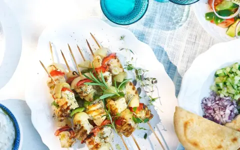 Grillade spett med souvlaki kyckling, grönsaker och örter. Serveras med tzatziki, sallad och pitabröd.