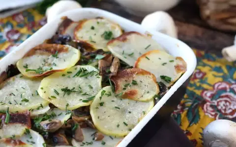 Ugnsbakad idaho potatis med svamp och örter, en rustik och smakrik rätt.