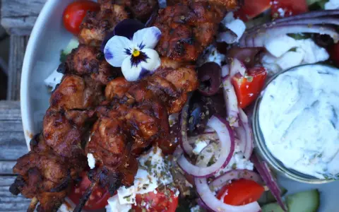 Grillspett med kyckling, fetaost, tomater, rödlök och tzatziki. Ett perfekt souvlaki recept för en somrig middag.