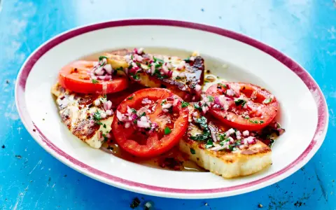 Grillad halloumi med tomater och rödlök, en perfekt sommarrätt. Här är hur grillar man halloumi för bästa resultat.