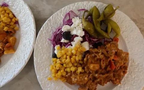 En läcker kebabgryta med ris, majs, fetaost, oliver, rödkål och inlagd paprika. En festlig måltid!