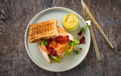 En saftig club sandwich med rostat bröd, krispigt bacon, tomat och sallad. Perfekt för ett snabbt och gott club sandwich recept.