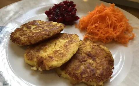 Stekta potatisbullar med lingonsylt och riven morot. Ett klassiskt potatisbullar recept som är lätt att lyckas med.