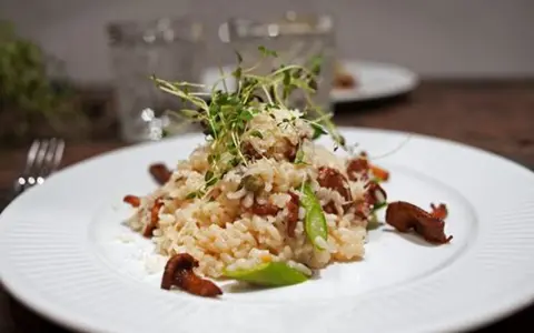 En krämig risotto med kantareller, toppad med färska örter och parmesan. En härlig höstfavorit.