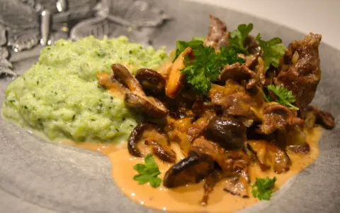 Renskav med krämig svampsås och broccoli-mos. Ett klassiskt renskav recept som passar perfekt till helgen.