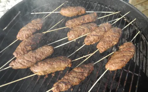 Grillade cevapcici på spett, perfekt för en somrig grillkväll. Detta cevapi recept är enkelt och gott!