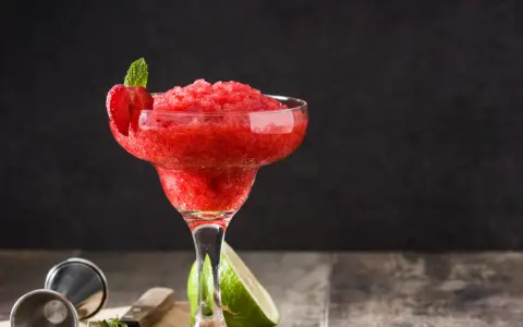En fryst jordgubbsdaiquiri, perfekt för en varm sommardag. Garnerad med en jordgubbe och mynta.