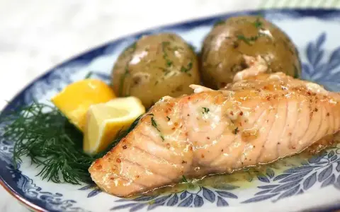Lax i ugn, perfekt tillagad med citron och dill. Serveras med kokt potatis.