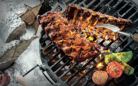 Saftiga revbensspjäll och grönsaker grillas över glödande kol. Ett perfekt grilla recept för kalla dagar.