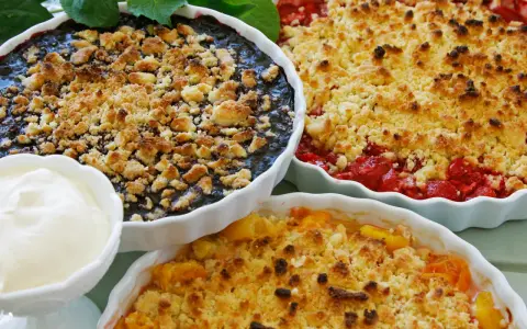 Tre härliga smulpajer: blåbär, jordgubb och persika. Perfekt för ett somrigt smulpaj recept.