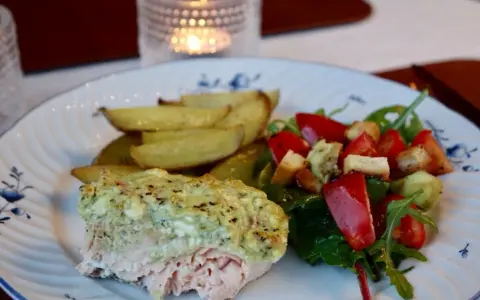 Lax med pesto och fetaost, serverad med ugnsrostade potatisklyftor och en fräsch sallad. En härlig middag med smak av sommar.
