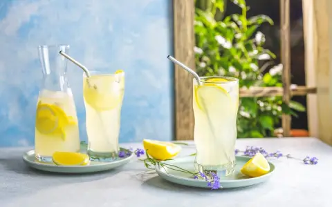 Lynchburg lemonade recept: uppfriskande dryck med citron och is, perfekt för en varm sommardag.