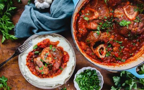 En mustig gryta med osso buco i tomatsås, serverad med krämigt potatismos. Perfekt vin till osso buco!