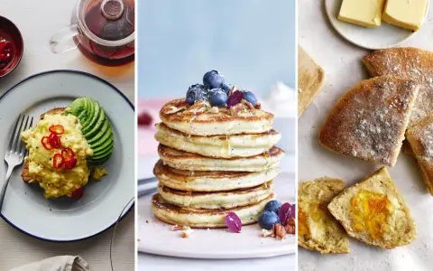 Frukost tips: Äggröra med chili och avokado, fluffiga pannkakor med bär och nötter, samt nybakat bröd med smör och marmelad.