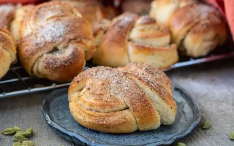 Nybakade bullar med mandelmassa, strösslade med socker och kardemumma. Perfekta till fikat!