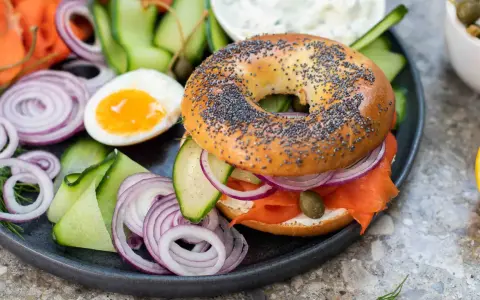 En bagel med lax, färskost, rödlök, gurka och kapris. Ett perfekt brunch recept för en lyxig start på dagen.