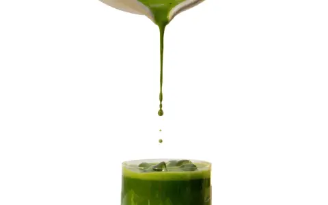 Grön matcha rinner ner i ett glas med is. Undrar du hur smakar matcha? Denna dryck är uppfriskande och full av smak.