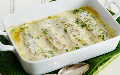 Fiskfiléer i krämig sås med örter, ett enkelt och gott fisk recept.