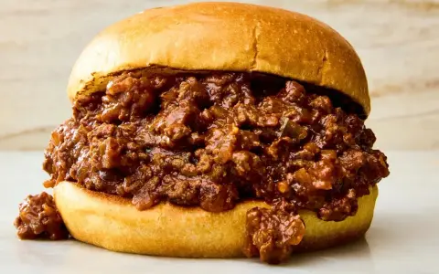 En saftig sloppy joe med köttfärs och en mjuk bulle.