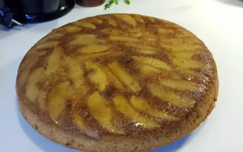 En saftig äppelkaka, upp och ner, med karamelliserade äppelbitar och kanel.