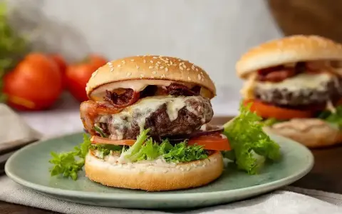 Saftig hamburgare i airfryer, perfekt tillagad med ost och bacon. En läcker måltid som är enkel att göra hemma.
