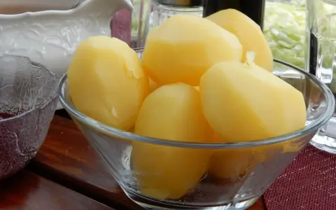 En skål med nykokta, skalade potatisar. En perfekt start för att lära sig hur kokar man potatis till en god middag.