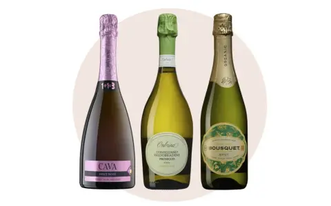 Tre flaskor mousserande vin: en rosa Cava, en grön Prosecco och en guldig ekologisk Brut. Perfekt vin till stifado!
