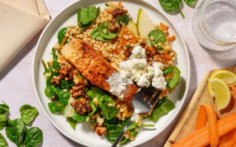 Laxfilé med couscous, spenat, valnötter och päron. En del av billiga recept som är både nyttiga och goda.