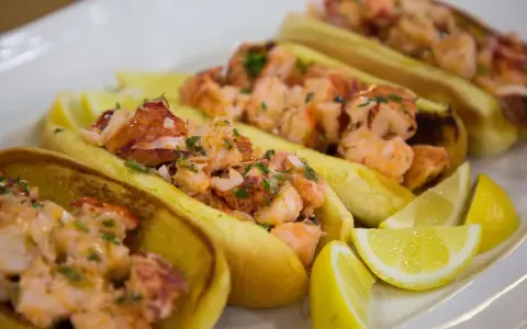 Färska lobster rolls med citronklyftor. Ett perfekt lobster roll recept för en somrig lunch.