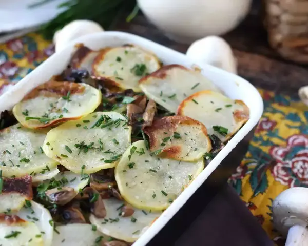 Ugnsbakad idaho potatis med svamp och örter, en rustik och smakrik rätt.